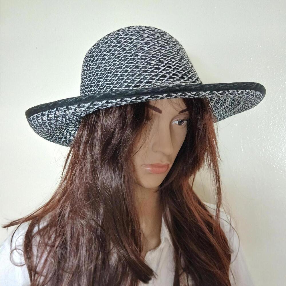 Black and‎ white boho woven sun hat